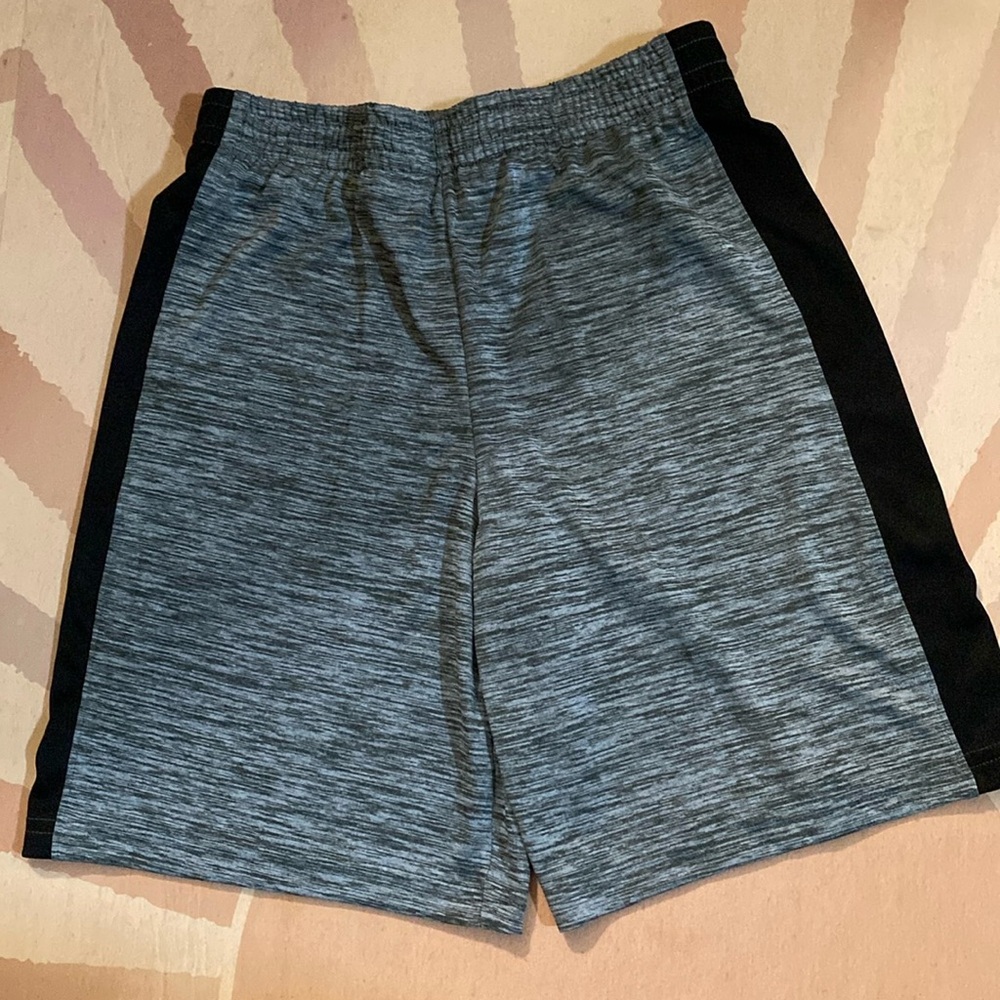KINETIC
BY CLASS/CLUB Boys Gym Shorts, Size M, 10-12 YRS, Gray & Black NWT
